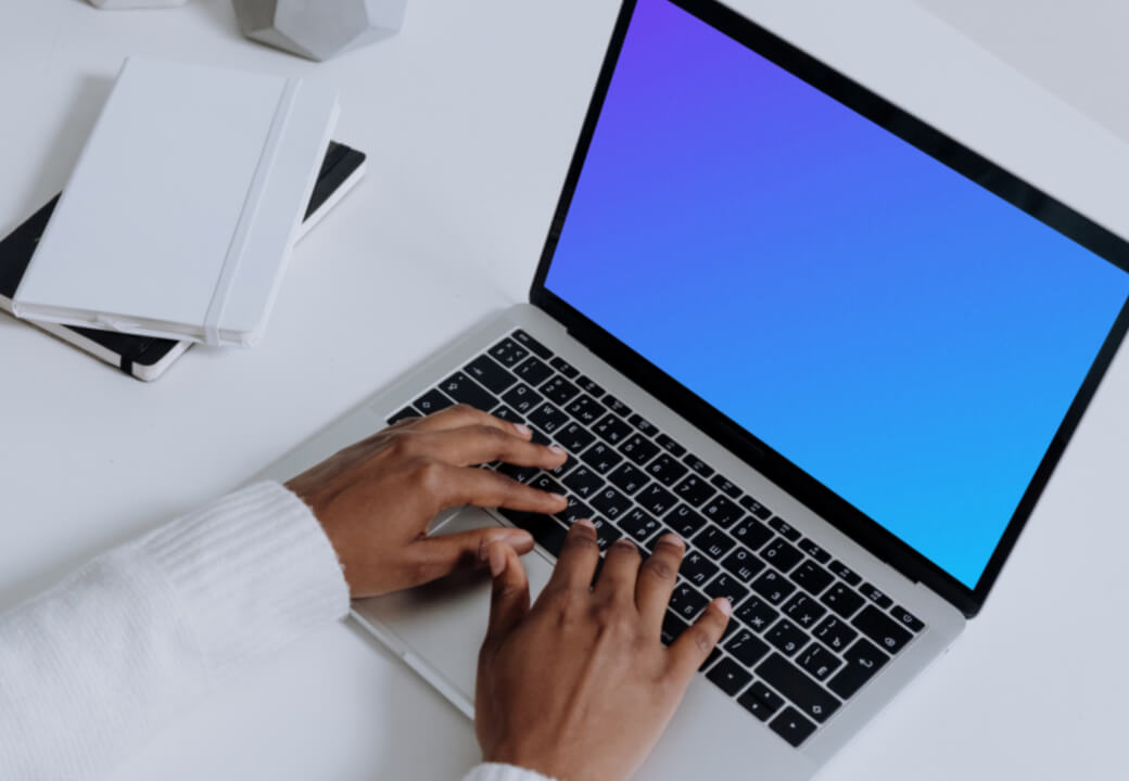 MacBook Pro mockup sur une table blanche