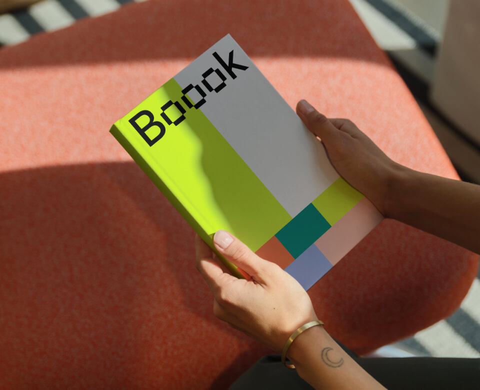 mockup livre tenu par les mains