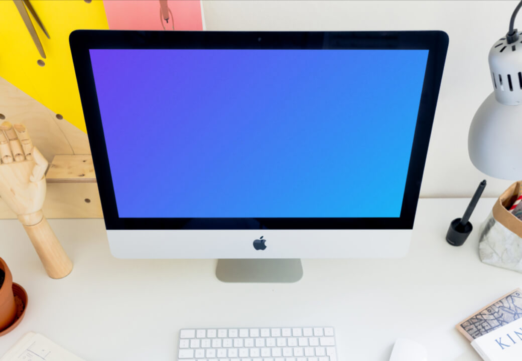 Perspective mockup de l'iMac sur le bureau blanc