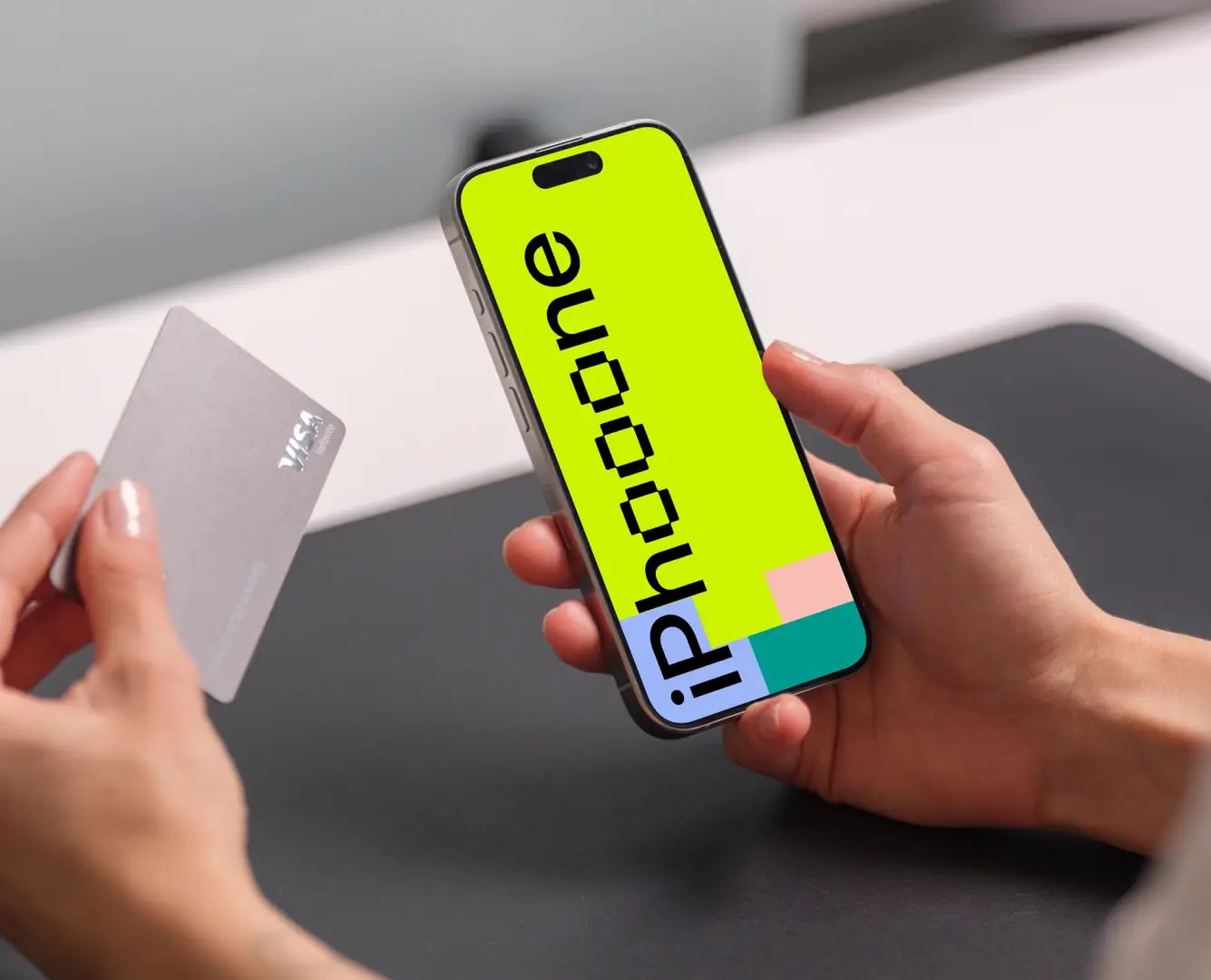 Mockup iPhone 16 et carte de paiement
