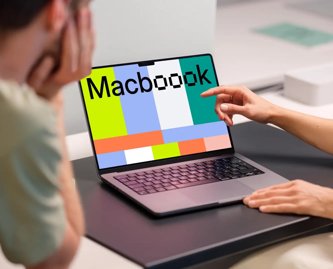 Des collègues de travail travaillent sur le MacBook Pro Mockup