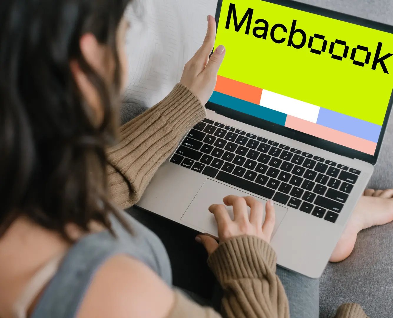 Femme travaillant sur un MacBook Pro Mockup