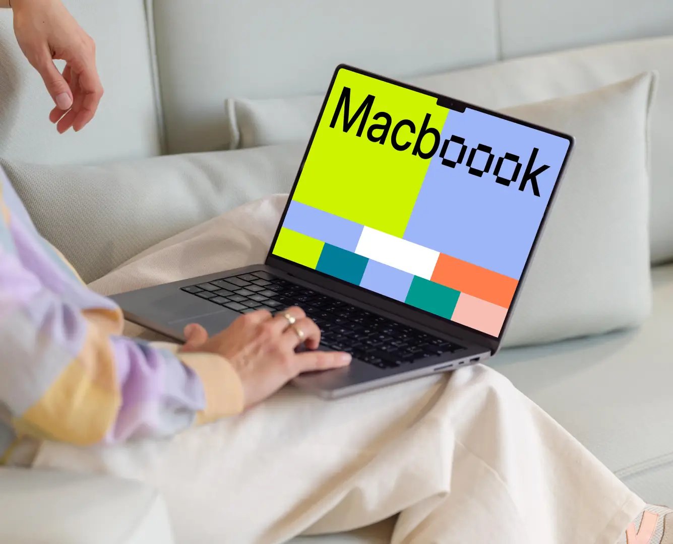 Femme travaillant sur un MacBook Mockup