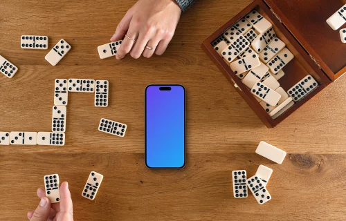 Personnes jouant aux dominos à côté de l'iPhone mockup