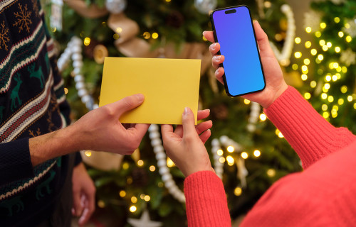 Femme tenant un téléphone et une carte cadeau mockup