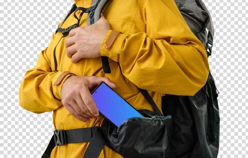 Randonneur habillé en jaune tenant un Google Pixel mockup