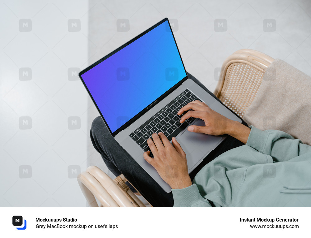 MacBook gris mockup sur les genoux des utilisateurs
