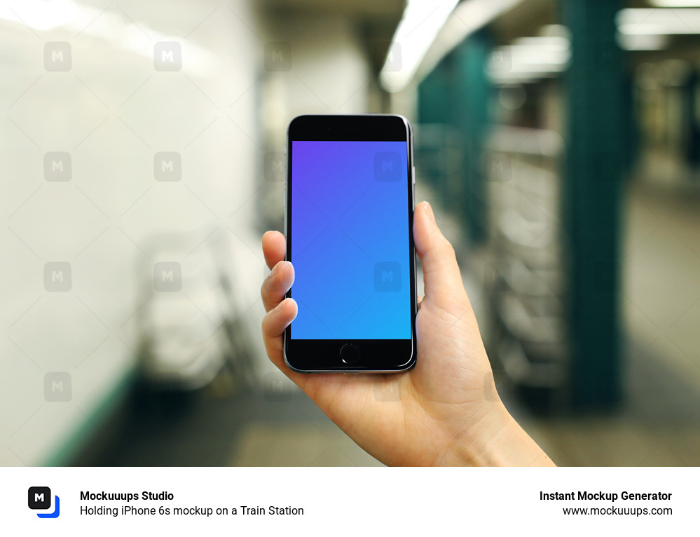 Tenir l'iPhone 6s mockup dans une station de train