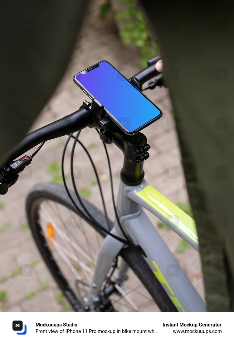 Vue de face de l'iPhone 11 Pro mockup dans un support pour vélo pendant la conduite.