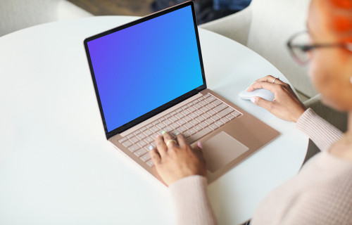 Mockup d'une femme utilisant un ordinateur portable Windows