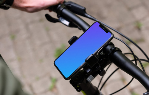 Vue latérale d'une randonnée à vélo avec l'iPhone 11 Pro mockup dans le support de vélo