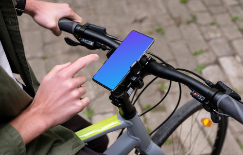 Assis sur un vélo, tapant sur le Samsung S20 mockup dans un support de vélo