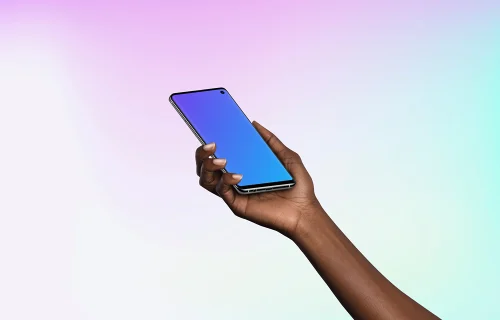Femme tenant un Samsung Galaxy S10 mockup (Perspective - Dégradé 3)