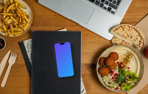 Falafel avec houmous à côté du smartphone mockup