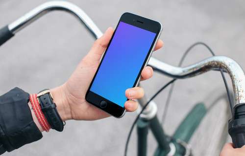 Tenant l'iPhone 6s Space Gray mockup sur un vélo