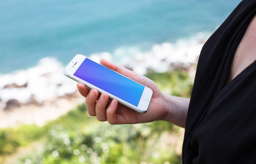 iPhone 7 Silver mockup avec l'océan en arrière-plan