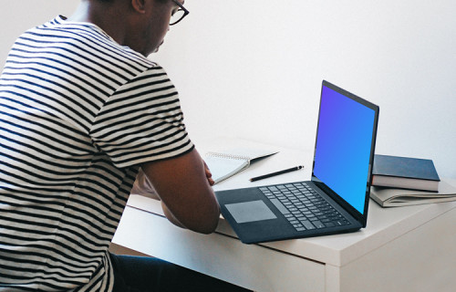 Homme avec un ordinateur portable Microsoft Surface mockup