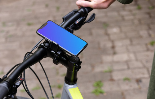Un homme assis sur un vélo avec un iPhone 11 Pro mockup dans un support de vélo
