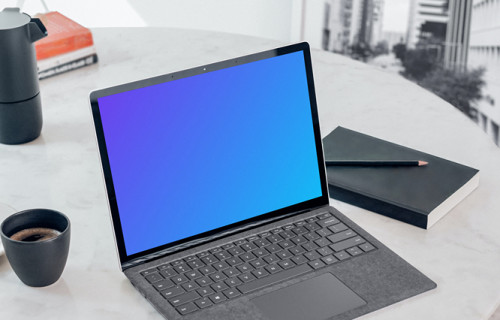 L'ordinateur portable Microsoft Surface mockup sur la table blanche