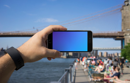 Prendre une photo du pont de Brooklyn avec l'iPhone 6s mockup