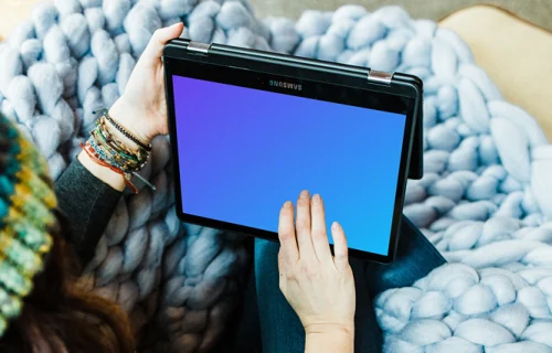 S'asseoir et lire un article sur un Samsung Chromebook mockup