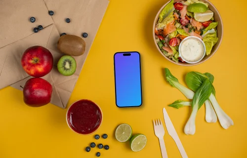 Smartphone mockup entre les fruits frais et la salade