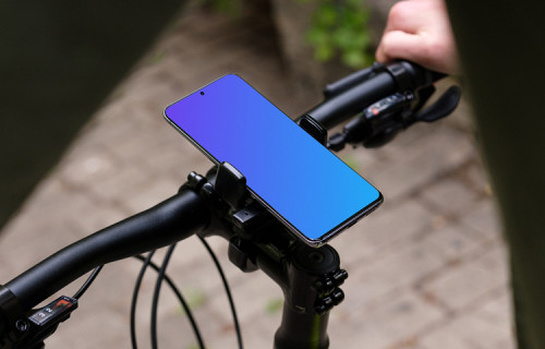 Prise de vue sous le bras du Samsung S20 mockup dans un support pour vélo