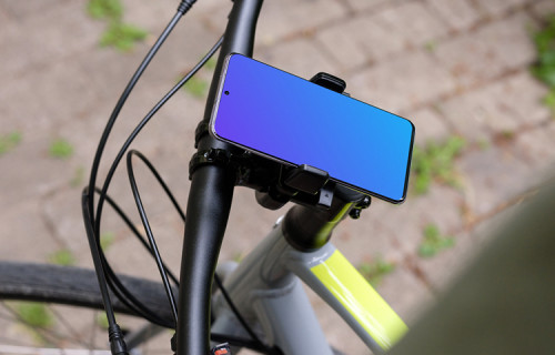 Plan rapproché du Samsung S20 mockup dans un support pour vélo