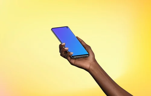 Femme tenant un Samsung Galaxy S10 mockup (Perspective - Gradient 1)