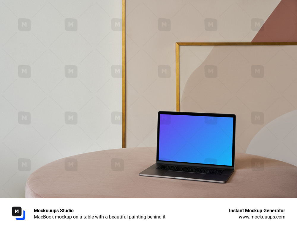 MacBook mockup sur une table avec une belle peinture derrière lui