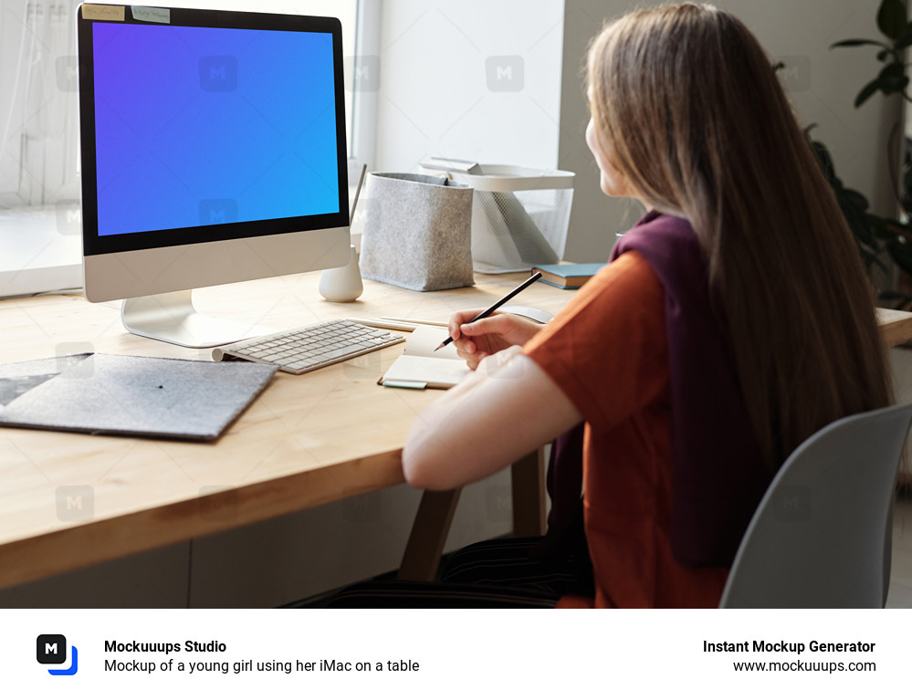 Mockup d'une jeune fille utilisant son iMac sur une table
