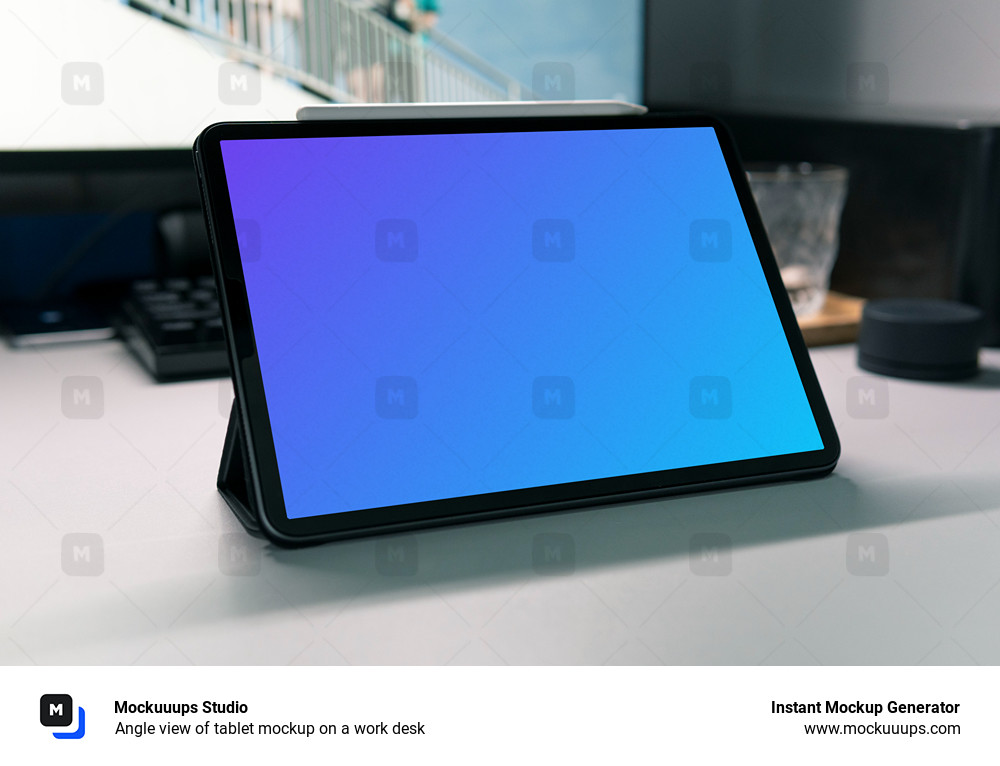 Vue en angle de la tablette mockup sur un bureau de travail