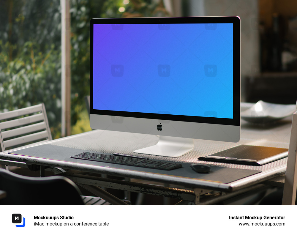 iMac mockup sur une table de conférence