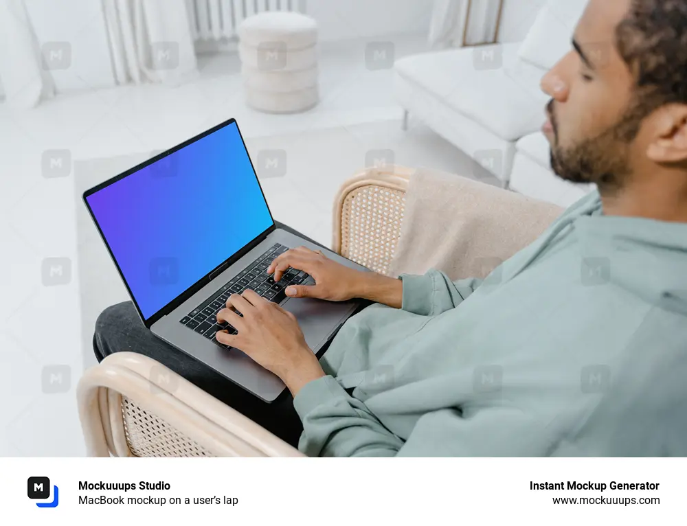 MacBook mockup sur les genoux d'un utilisateur