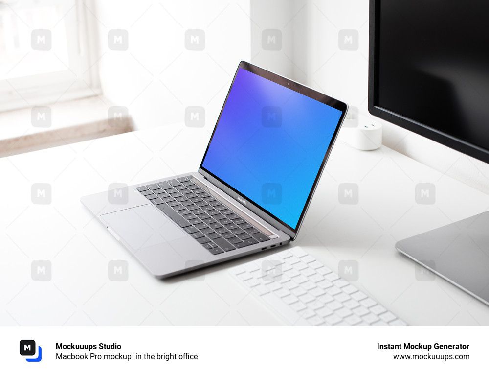 Macbook Pro mockup  dans le bureau lumineux
