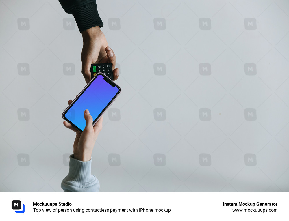 Vue de dessus d'une personne utilisant le paiement sans contact avec son iPhone mockup