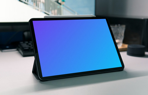 Vue en angle de la tablette mockup sur un bureau de travail