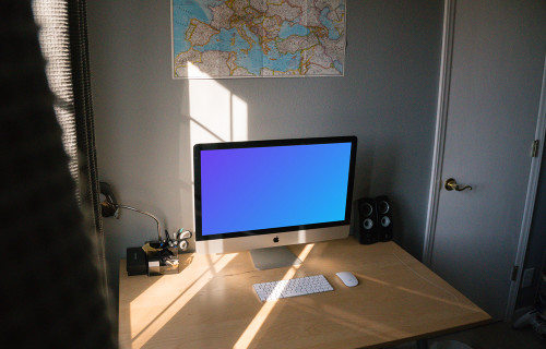 iMac mockup dans une pièce sur une table près de la fenêtre