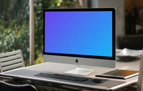 iMac mockup sur une table de conférence
