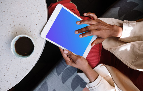 iPad Mini mockup vue de dessus dans la main d'une femme noire
