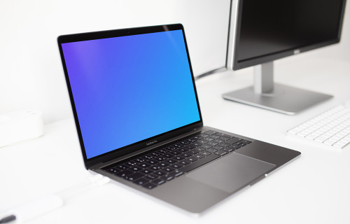 Macbook Pro mockup sur la table blanche