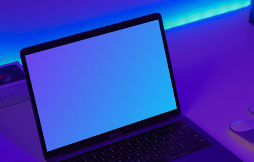 MacBook de nuit mockup sur une table avec étui Airpod