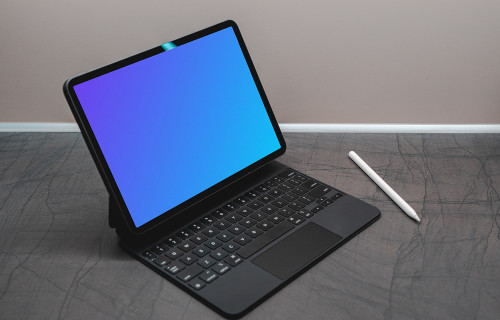 Tablette mockup sur une table noire avec un crayon Apple à côté.