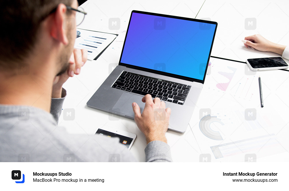 MacBook Pro mockup en réunion