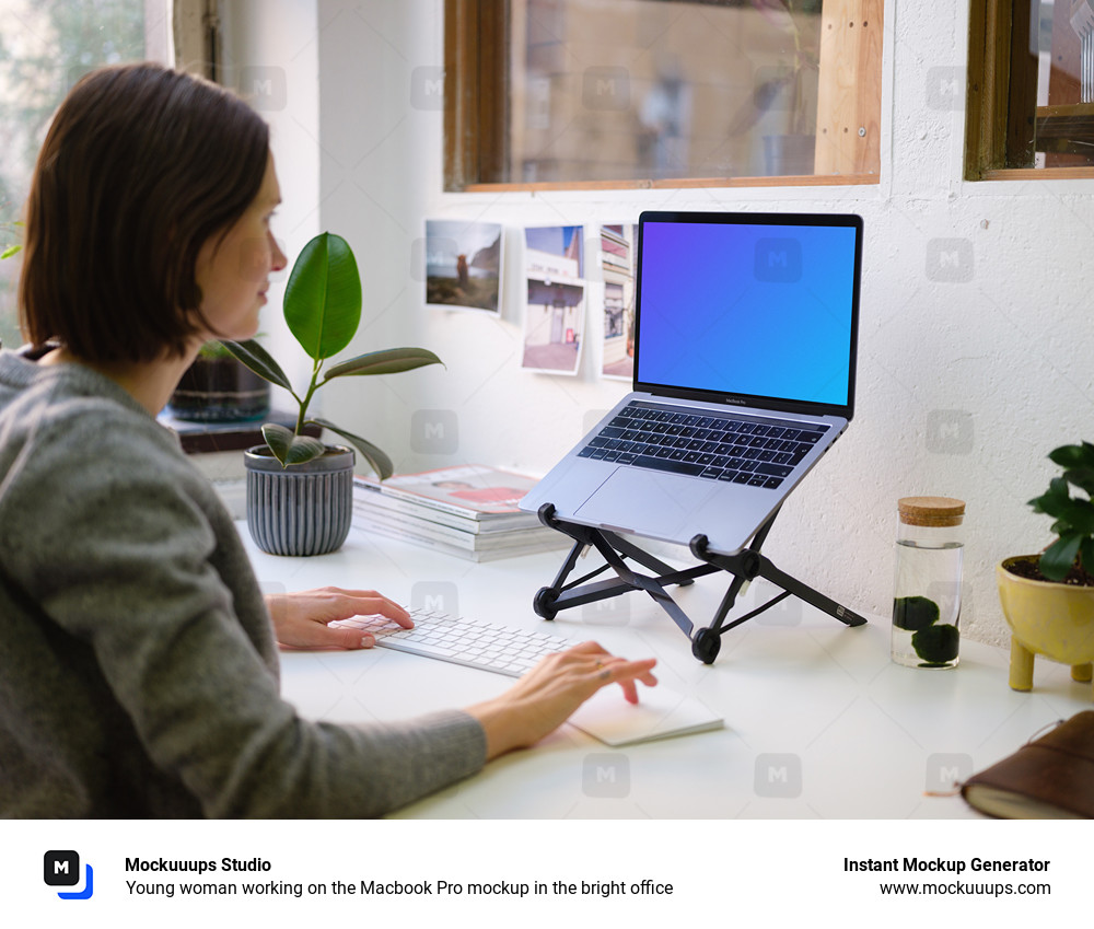 Jeune femme travaillant sur le Macbook Pro mockup dans un bureau lumineux