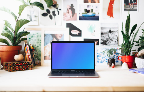 Espace de travail créatif mockup avec vue de face du Macbook Pro