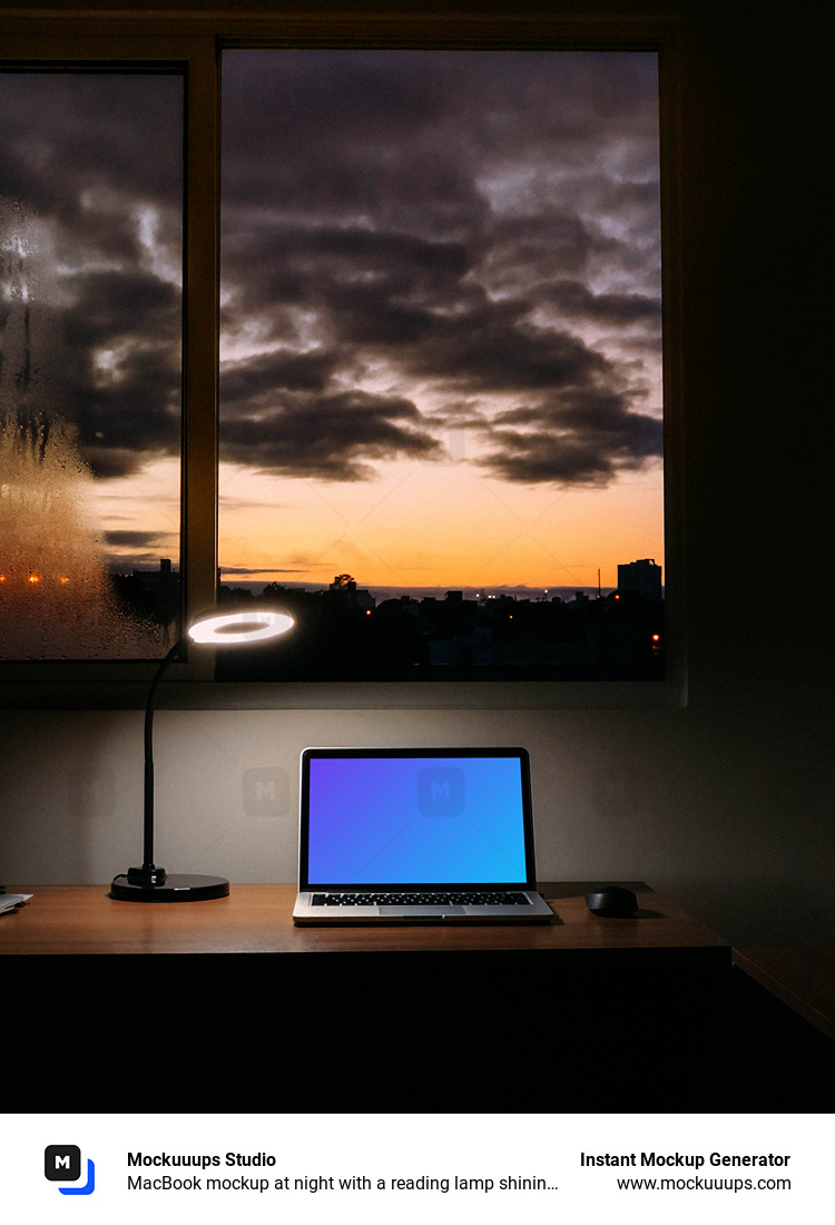 MacBook mockup la nuit avec une lampe de lecture au-dessus de lui