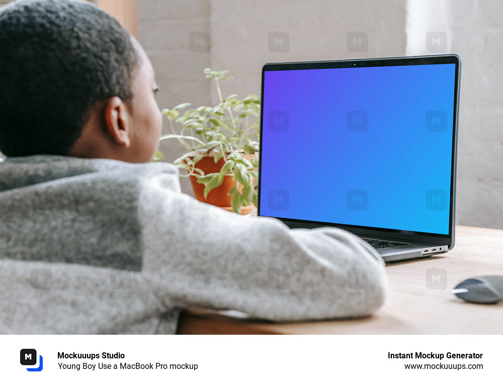 Un jeune garçon utilise un MacBook Pro mockup