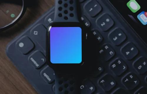 Apple Watch mockup placée sur le clavier