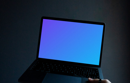 MacBook mockup dans un environnement sombre